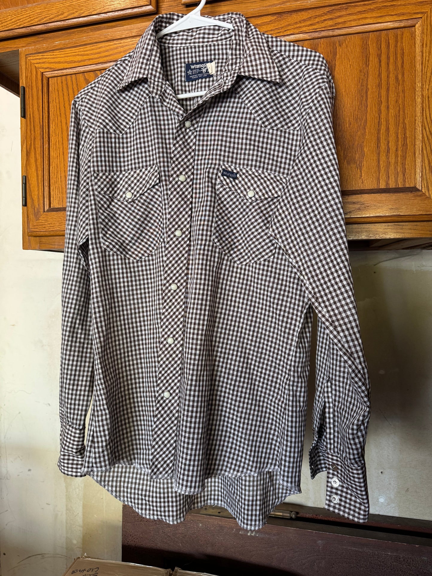 Wrangler pearl snap plaid button up  (M)